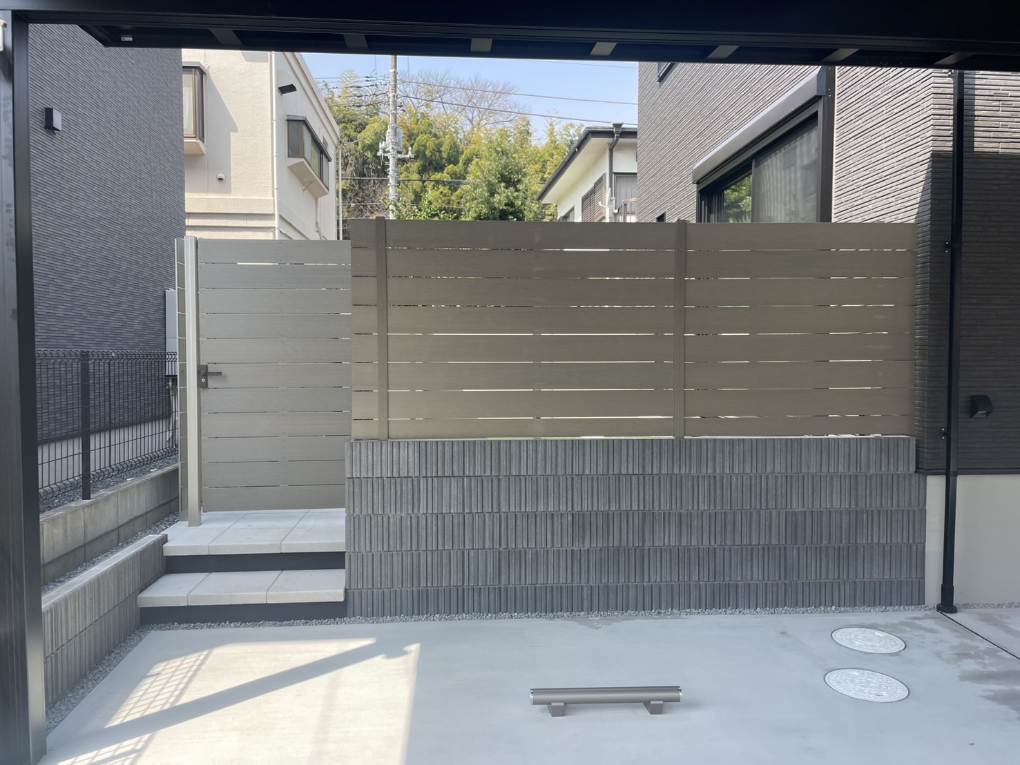 プライバシー確保の為、門扉と目隠しフェンスを設置。