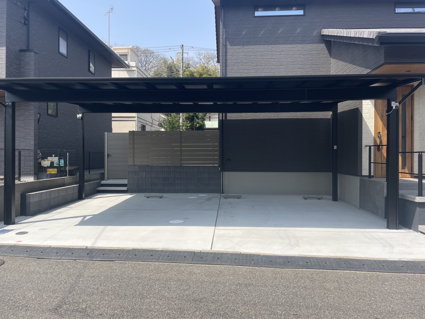3台用のカーポートは存在感が有り、雨にも濡れずに楽々乗入可能