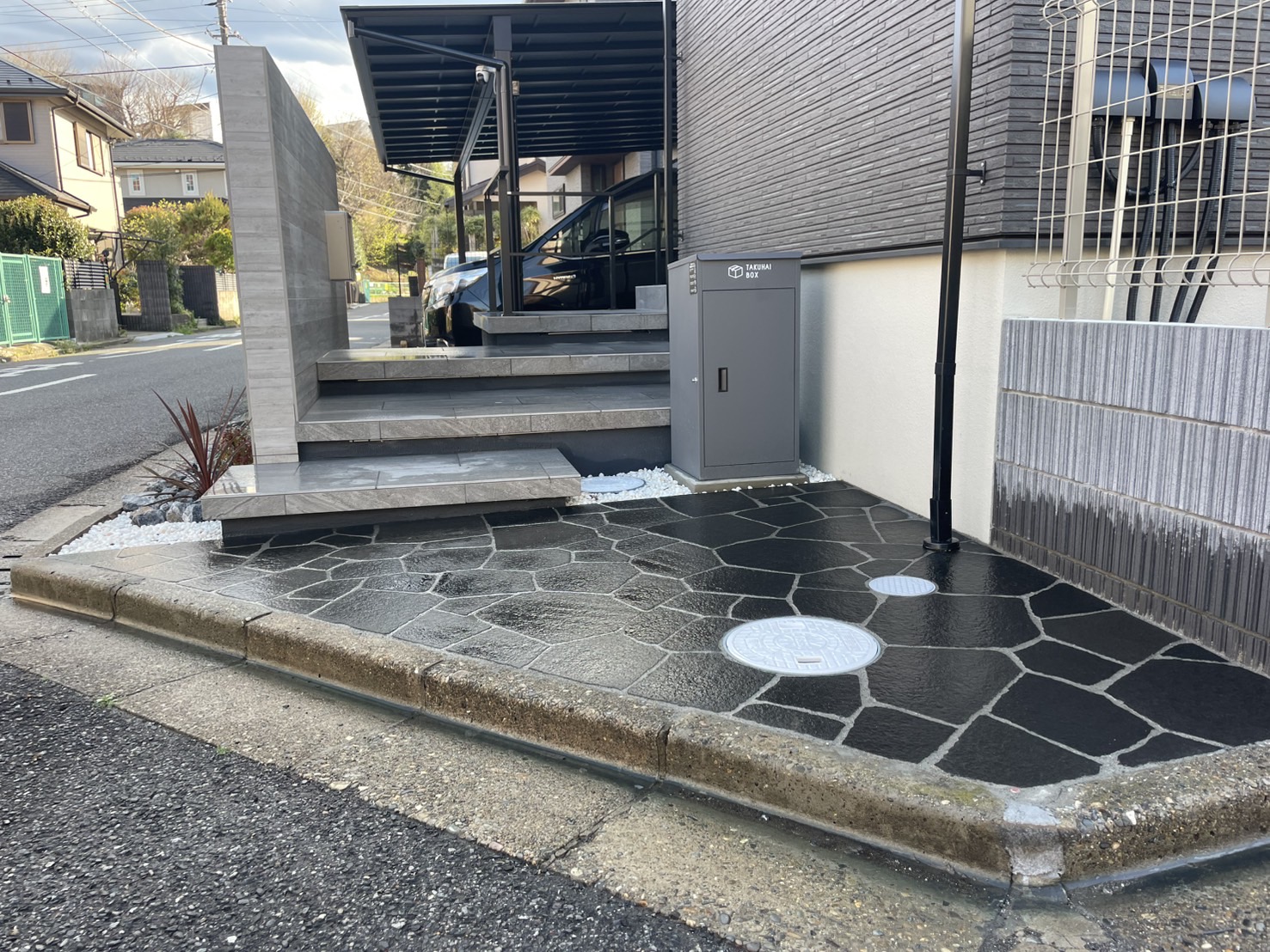 ファサード部分はタイルの門塀で適度に目隠しを行いつつ、階段を広めにする事で開放感も損なわない形が理想でした。
暗くなってくると照明が点灯する事で、意匠性と防犯性の向上にも一躍勝ってます☺
