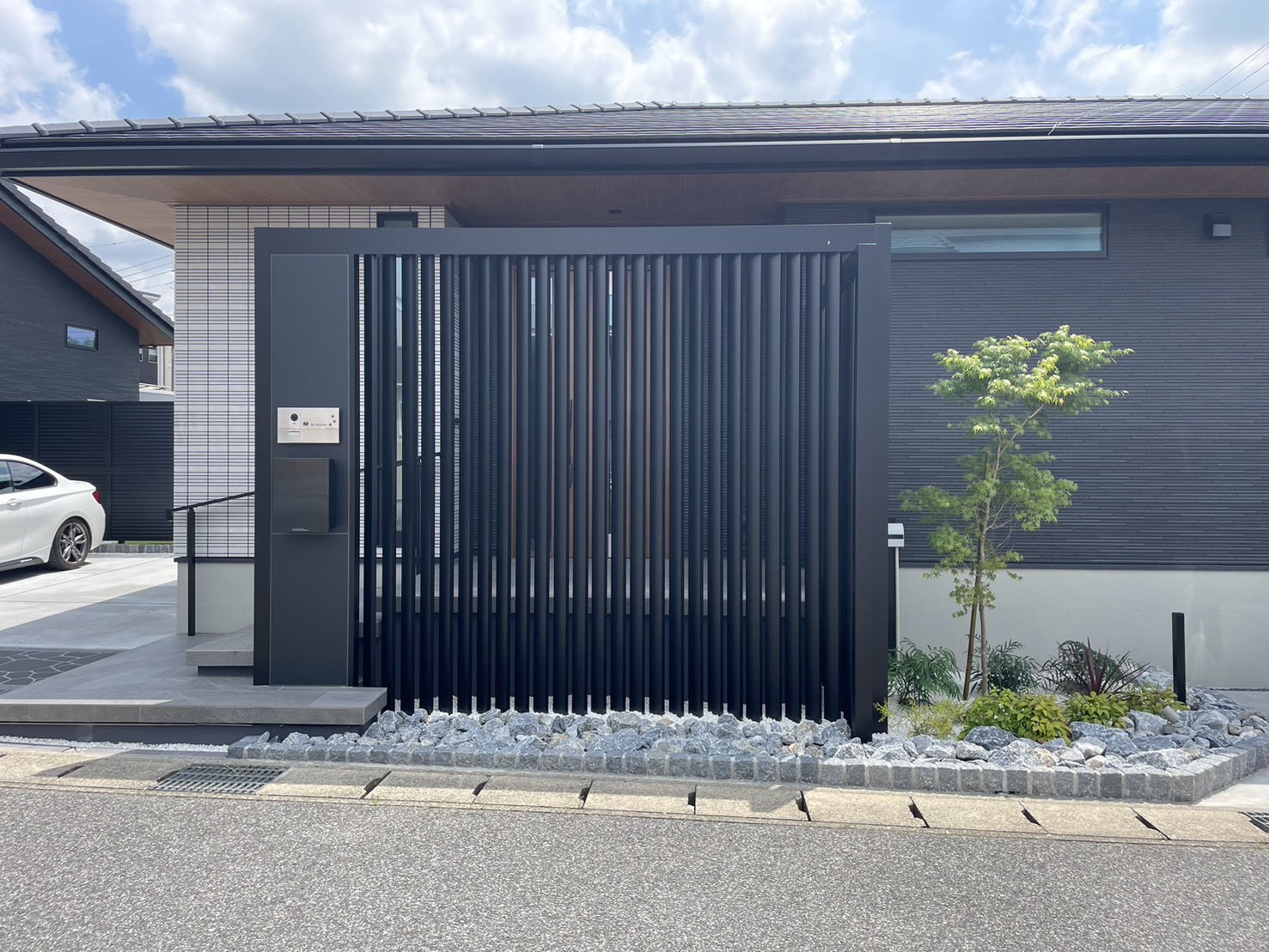 敷地が広く、外構で出来る選択肢が多い中、意匠性と実用性のバランスを大事に考えてご提案をさせていただきました。
メンテナンスフリーにするために、植栽の数、位置も考え抜き、防草シートはデュポン社のザバーンをご選択され、見えない部分も拘りました。