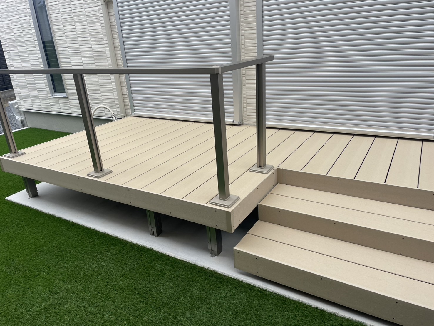 ウッドデッキでお庭時間が贅沢に。