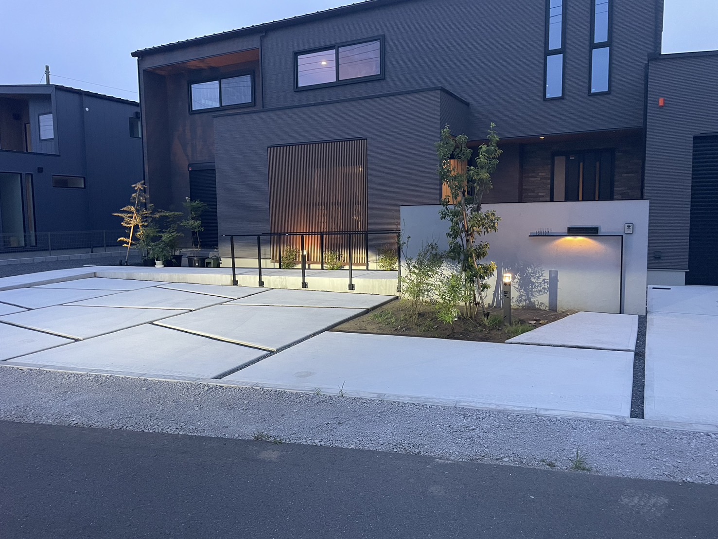 ご家族・ご友人・お客様が多く遊びに来られるとの事で、開放的かつ実用性の高いお庭をご希望されてました。
夜間にご帰宅・ご来客が来られても大丈夫なように照明で明るさを確保しつつ、防犯面の安心も欲しいとのご要望でした。