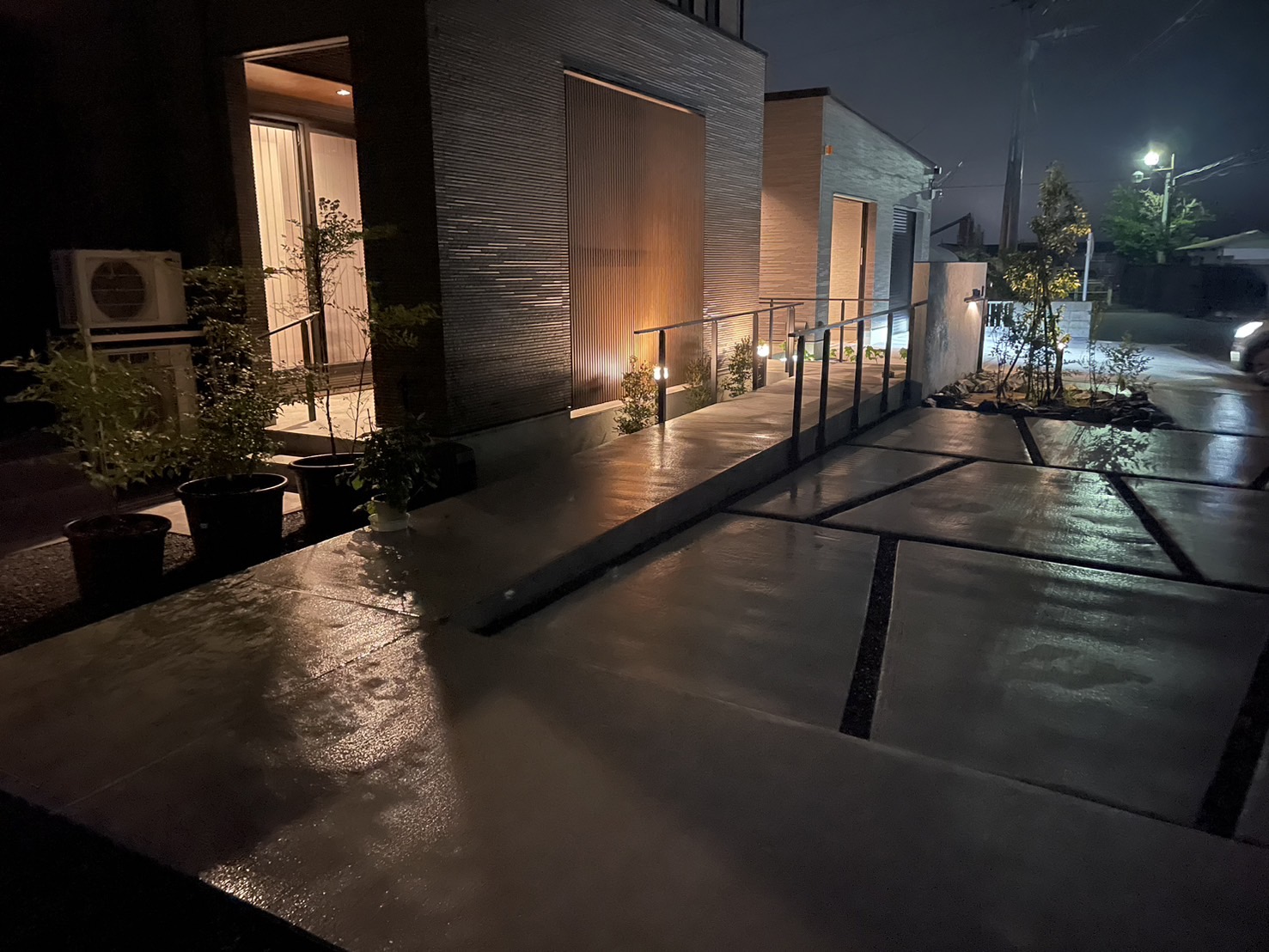 来客される方の中には足腰に不安が有る方や車椅子の方も想定し、駐車場から緩やかにスロープに繋がるデザインをご提案しました。
植栽は日当たりや正面からのレイアウトを重視すると同時に、お家の中からも各植栽を覗ける様に設置する位置に拘りました。